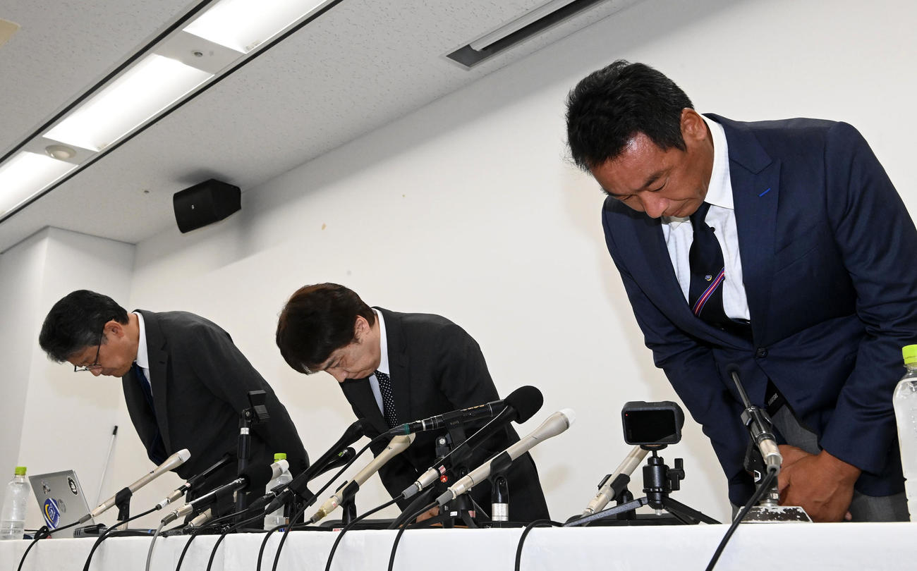 会見冒頭、頭を下げる右から関学大アメリカンフットボール部大村和耀監督、池埜聰部長、小野宏ディレクター（撮影・前岡正明）