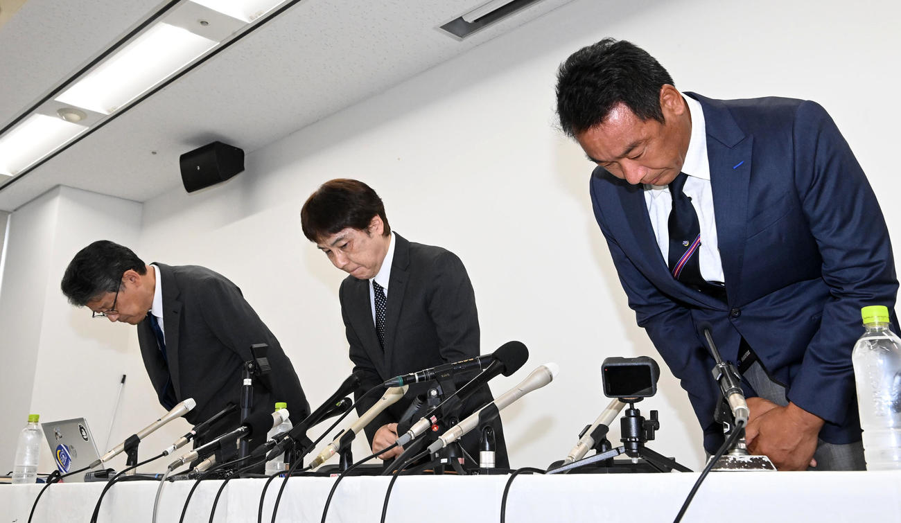 会見冒頭、頭を下げる右から関学大アメリカンフットボール部の大村和輝監督、池埜聡部長、小野宏ディレクター（撮影・前岡正明）