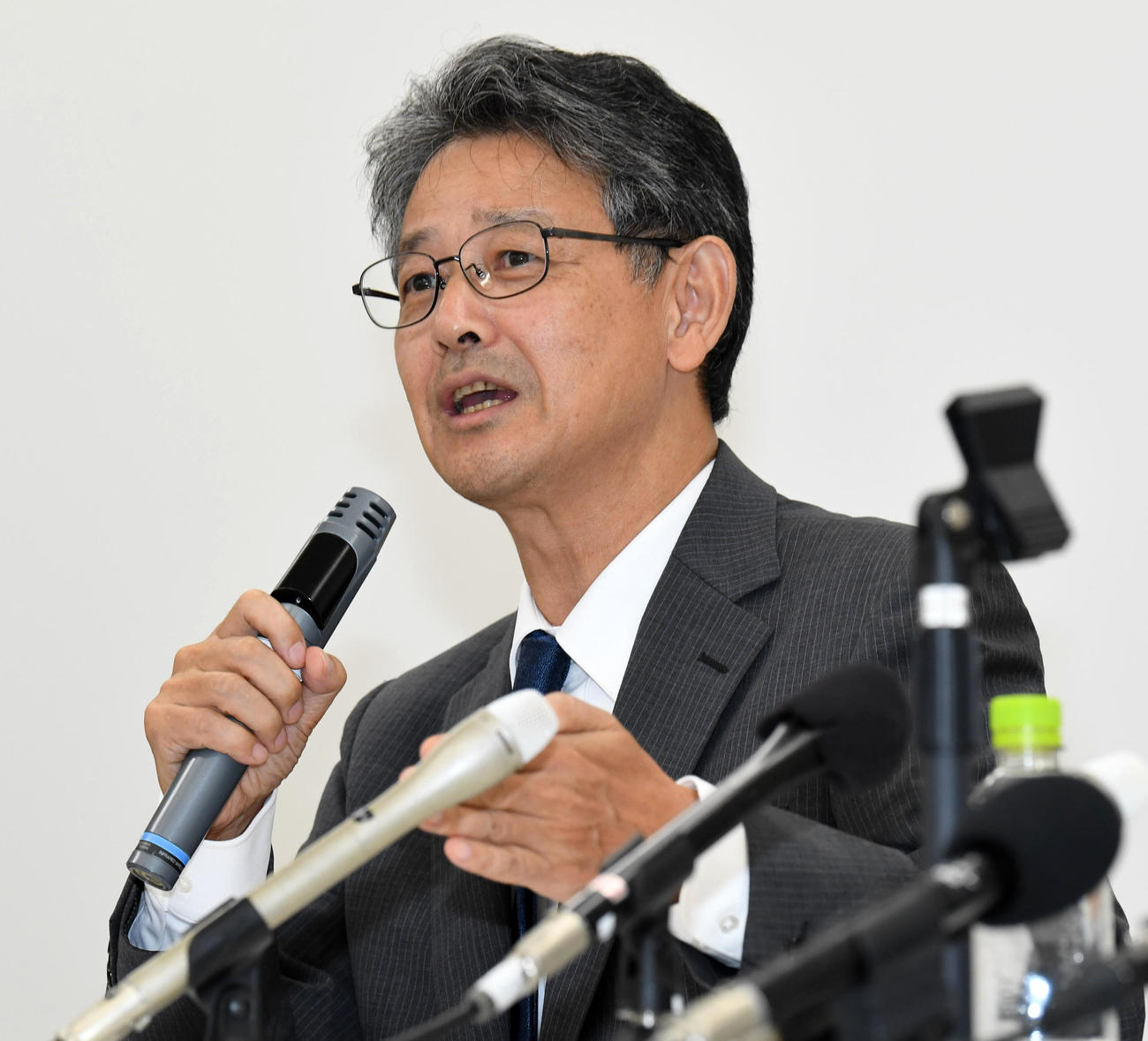 記者の質問に答える関学大アメリカンフットボール部小野ディレクター（撮影・前岡正明）