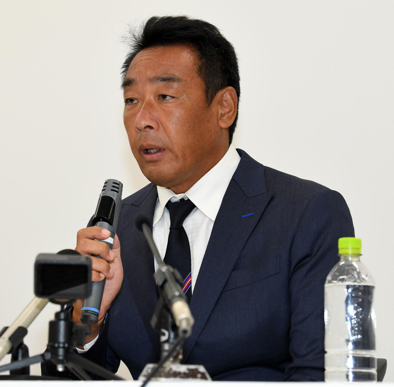 記者の質問に答える関学大アメリカンフットボール部大村監督（撮影・前岡正明）