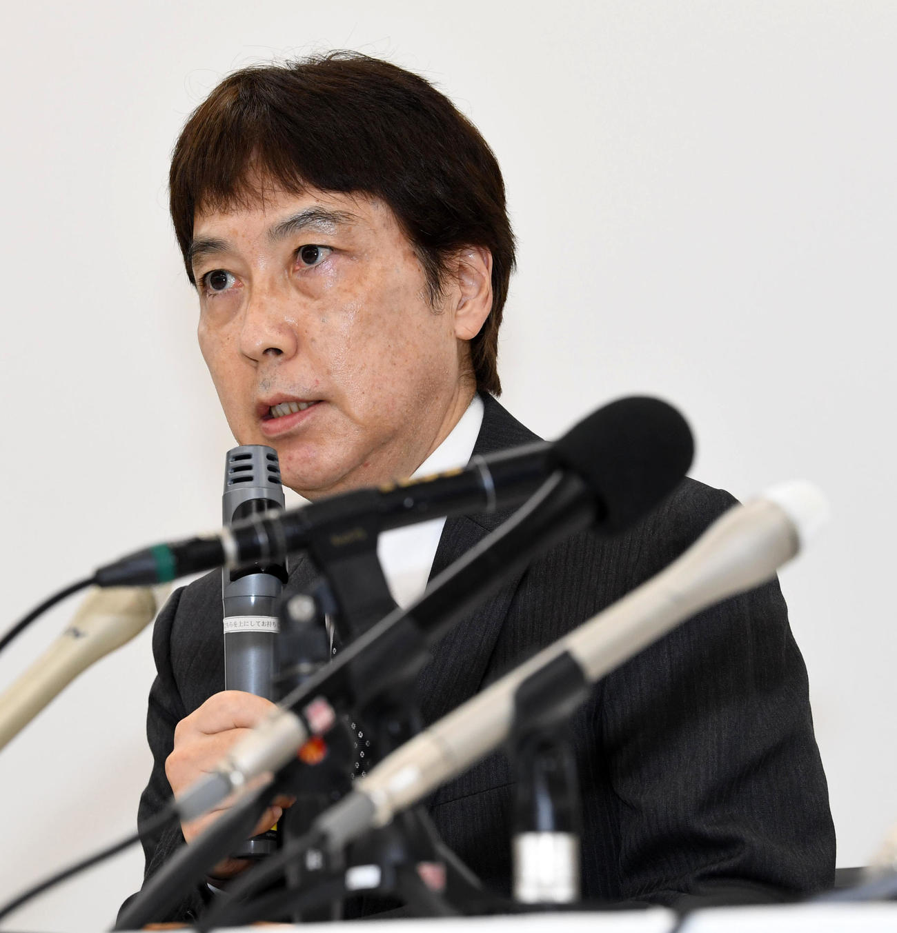 記者の質問に答える関学大アメリカンフットボール部池埜部長（撮影・前岡正明）