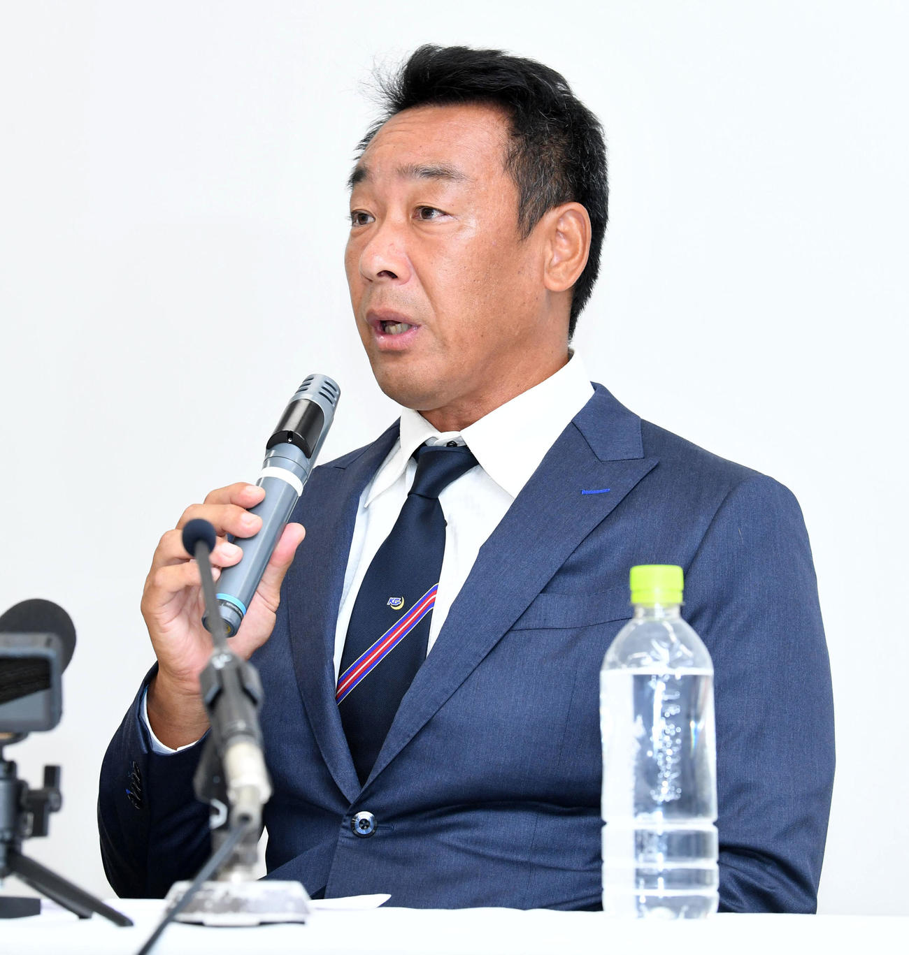 記者の質問に答える関学大アメリカンフットボール部大村監督（撮影・前岡正明）