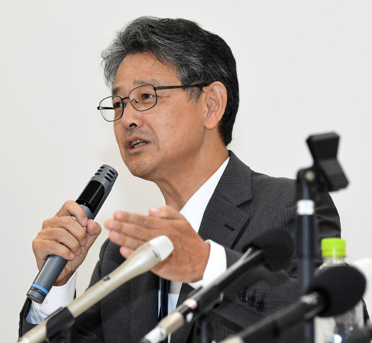 記者の質問に答える関学大アメリカンフットボール部小野ディレクター（撮影・前岡正明）