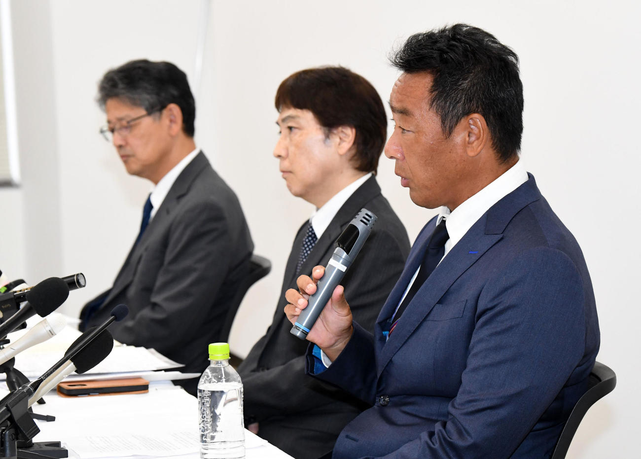 記者の質問に答える関学大アメリカンフットボール部大村監督（右）。左から小野ディレクター、池埜部長（撮影・前岡正明）