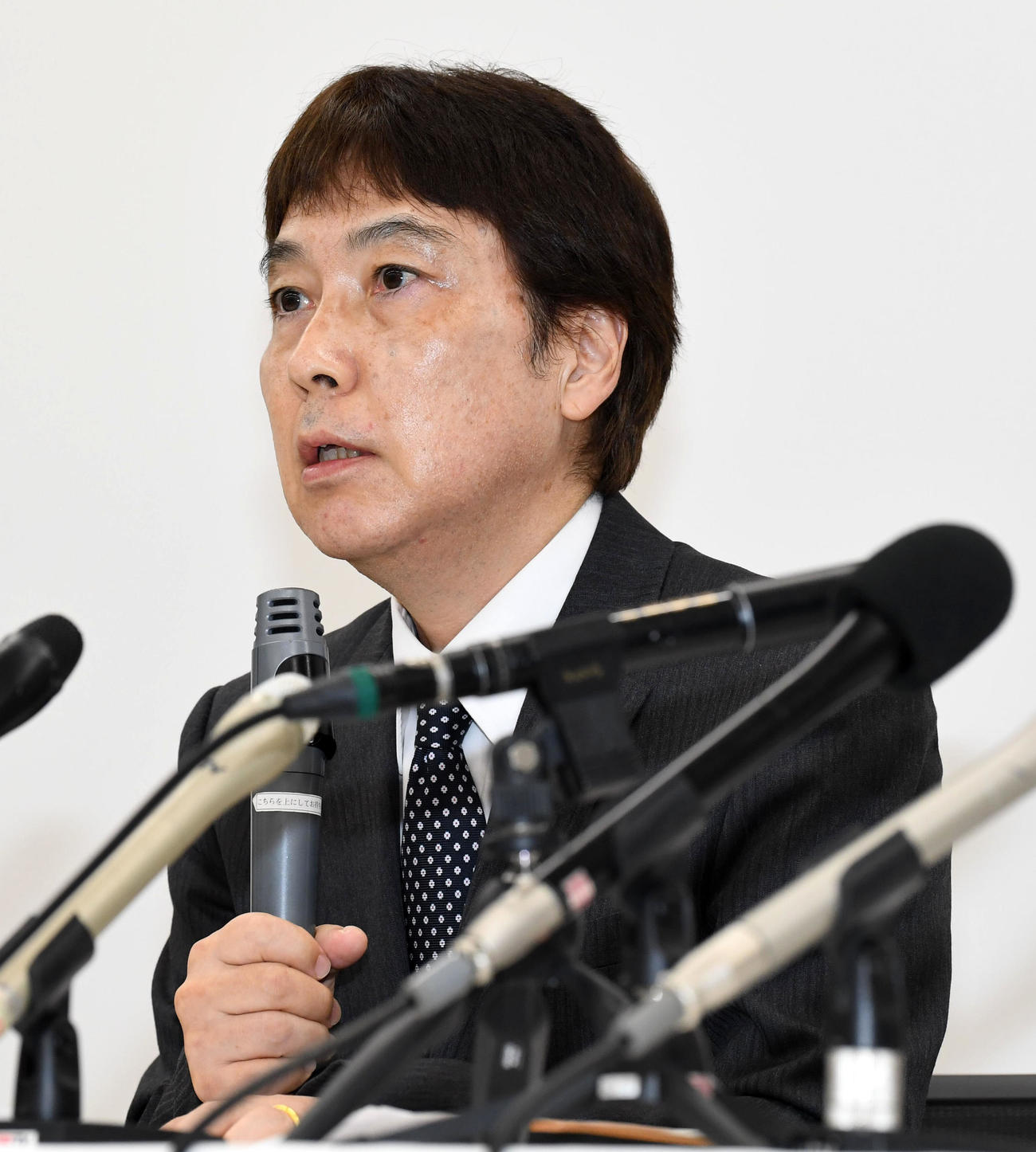 記者の質問に答える関学大アメリカンフットボール部池埜部長（撮影・前岡正明）