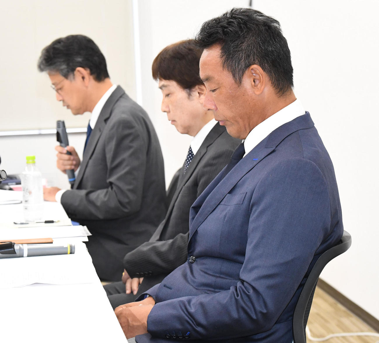 小野ディレクター（奥）の質疑応答をを神妙な表情で聞く関学大アメリカンフットボール部の大村監督（手前）と池埜部長（撮影・前岡正明）