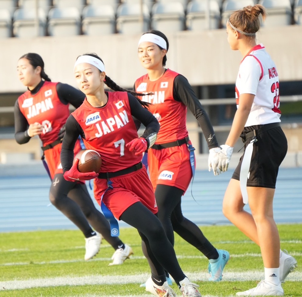 フラッグフットボール世界選手権でオーストリアを破り、銅メダルを獲得した女子日本代表のWR／QB近江佑璃夏（C）日本アメリカンフットボール協会