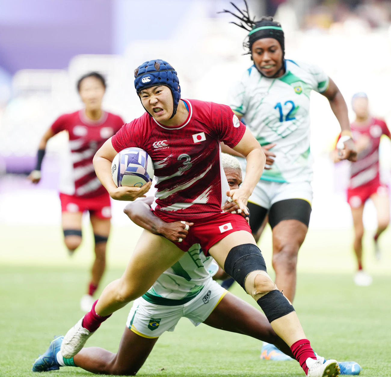 パリ五輪7人制ラグビー女子　日本対ブラジル　後半、攻め込む松田（2024年7月30日）