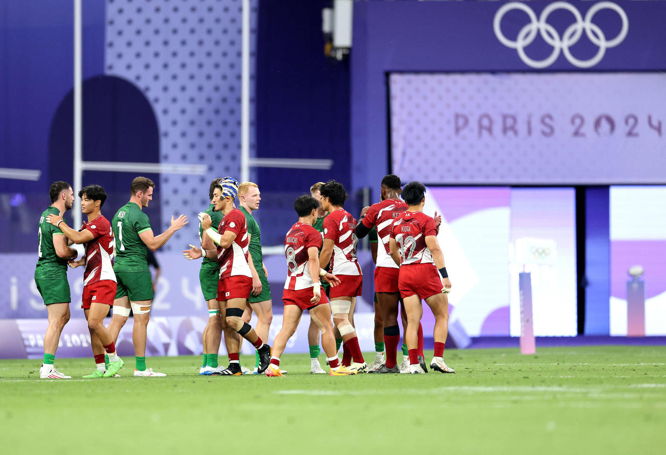 パリ五輪7人制ラグビー男子　日本対アイルランド　試合を終え、アイルランド代表とあいさつを交わす日本代表（2024年7月24日）