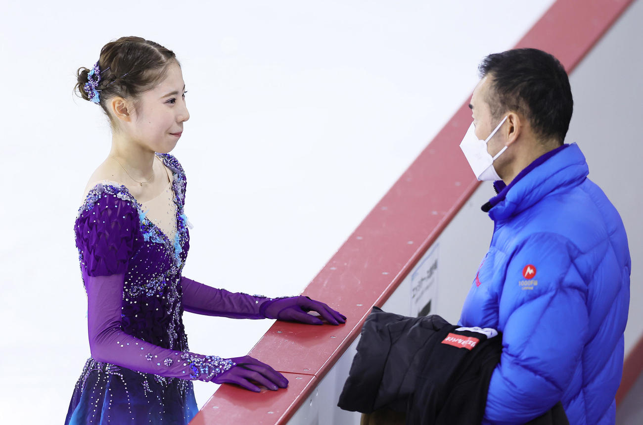 シニア女子SPの演技前、岡島コーチ（右）と会話を交わす住吉（撮影・足立雅史）