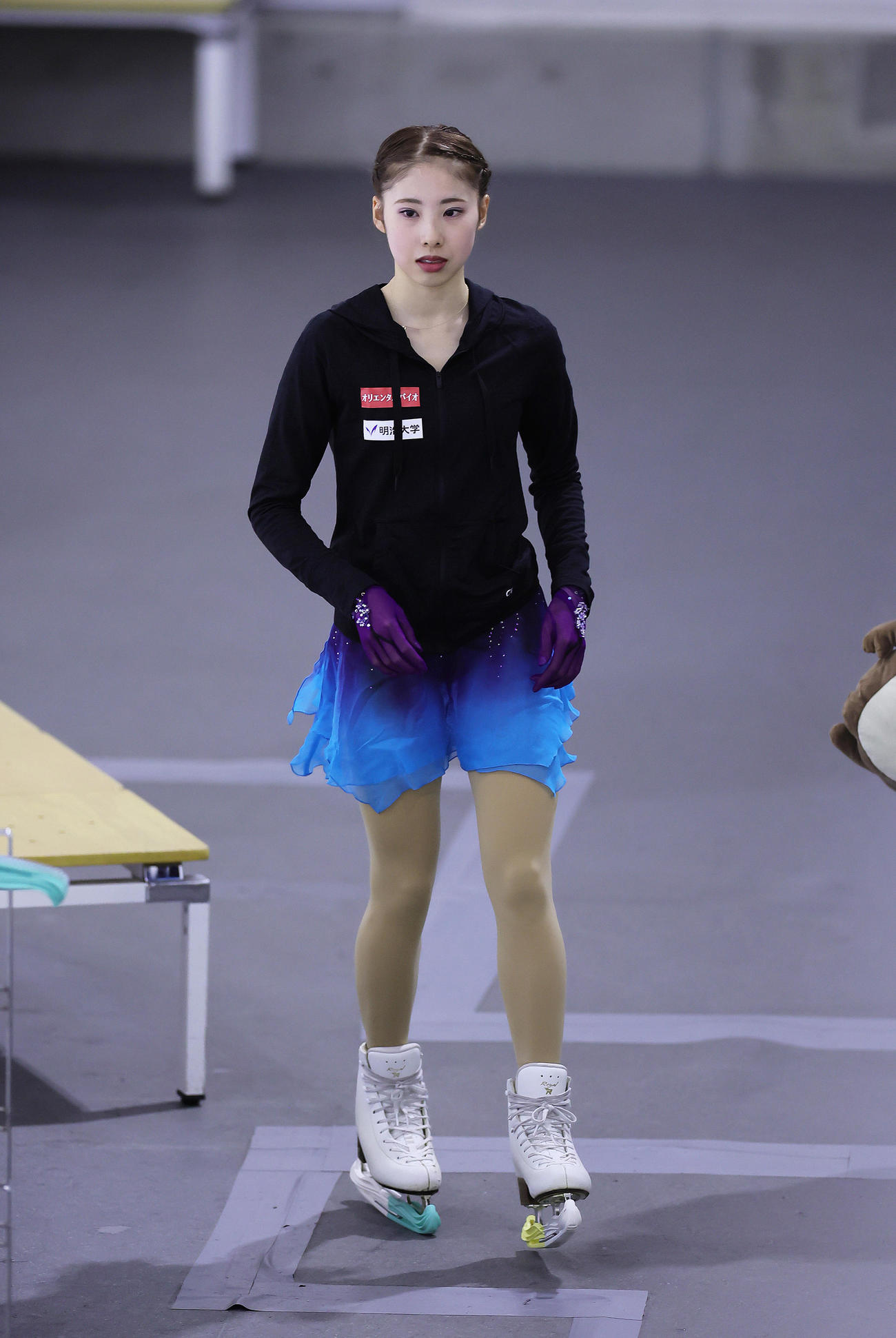 シニア女子SPの演技の準備をする住吉（撮影・足立雅史）