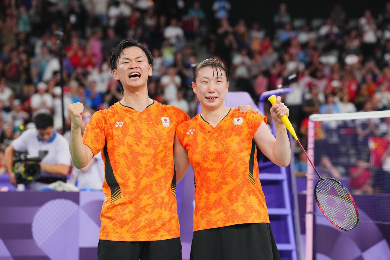 バドミントン混合ダブルス3位決定戦　銅メダルを決め喜びを爆発させる渡辺（左）、東野組（2024年8月2日撮影）