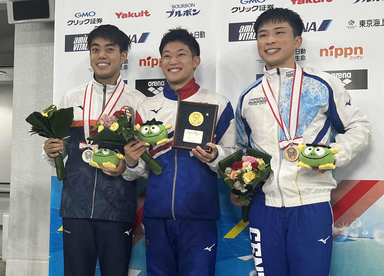 日本選手権男子高飛び込みで優勝した玉井陸斗（中央）と2位の西田玲雄（左）、3位の金戸快（撮影・竹本穂乃加）＝2024年9月1日、滋賀・インフロニア草津アクアティクスセンター