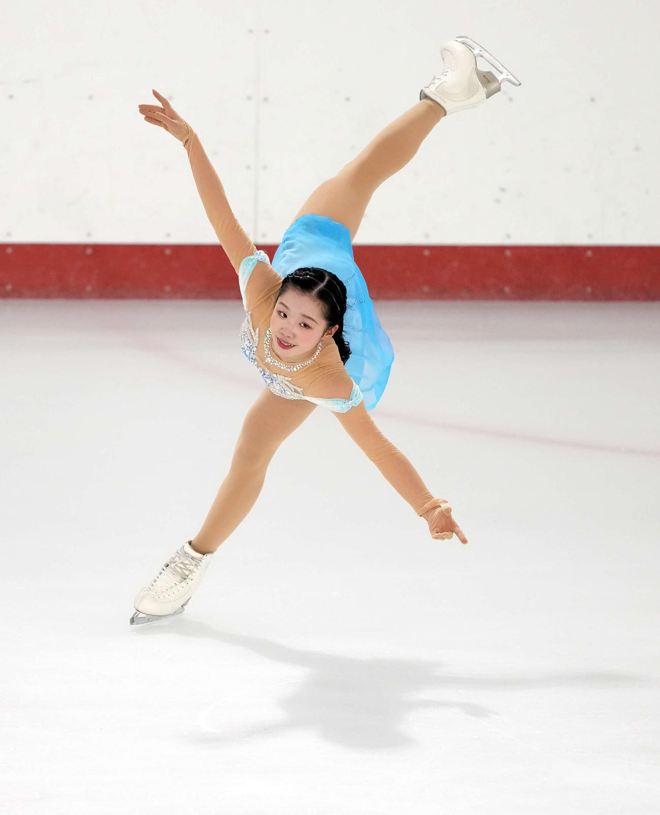 ジュニア女子フリーでスパイラルを披露する中井亜美（撮影・たえ見朱実）