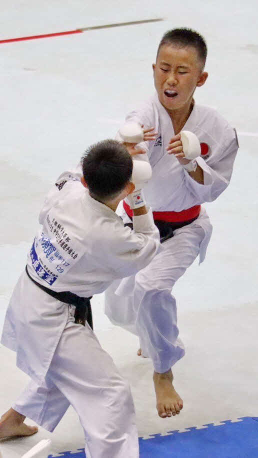 24年8月全国選手権　小学5年男子・組手の部　攻め続ける浜北松濤館・板垣（奥）（家族より提供）　　　　
