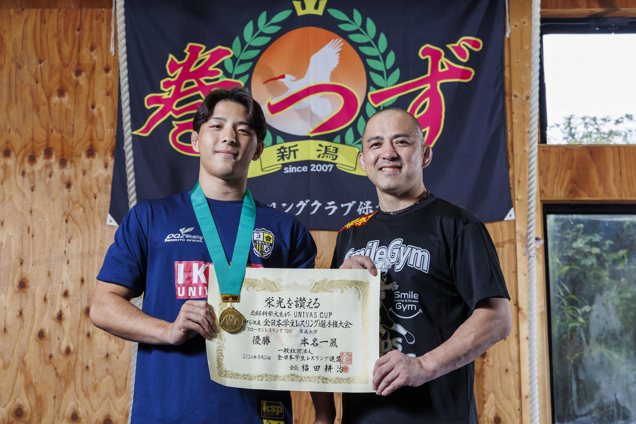 父栄仁氏（右）とインカレ優勝を喜ぶ本名