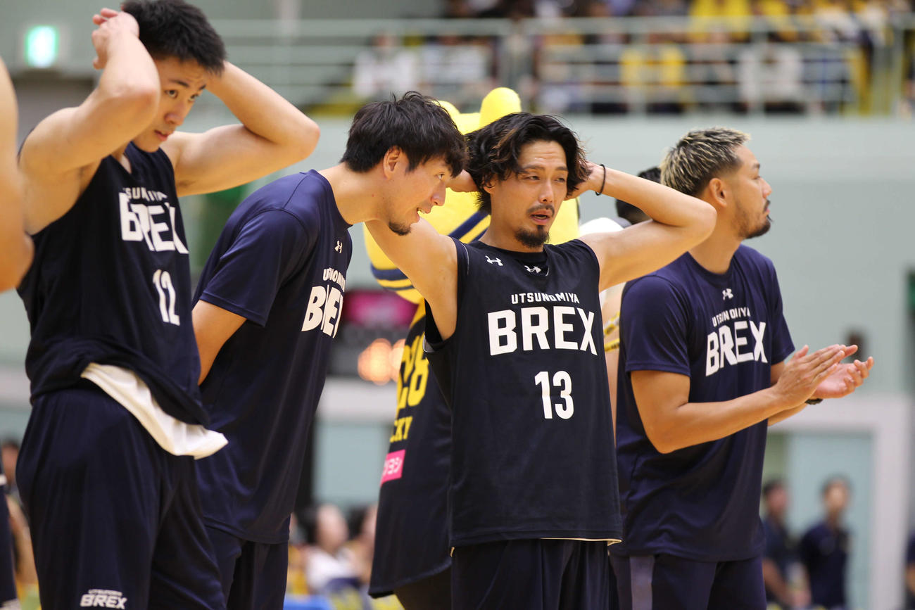 宇都宮対福島　プレシーズンゲーム2連勝に貢献した宇都宮の渡邉裕規は試合後に比江島慎と会話する（撮影・沢田啓太郎）