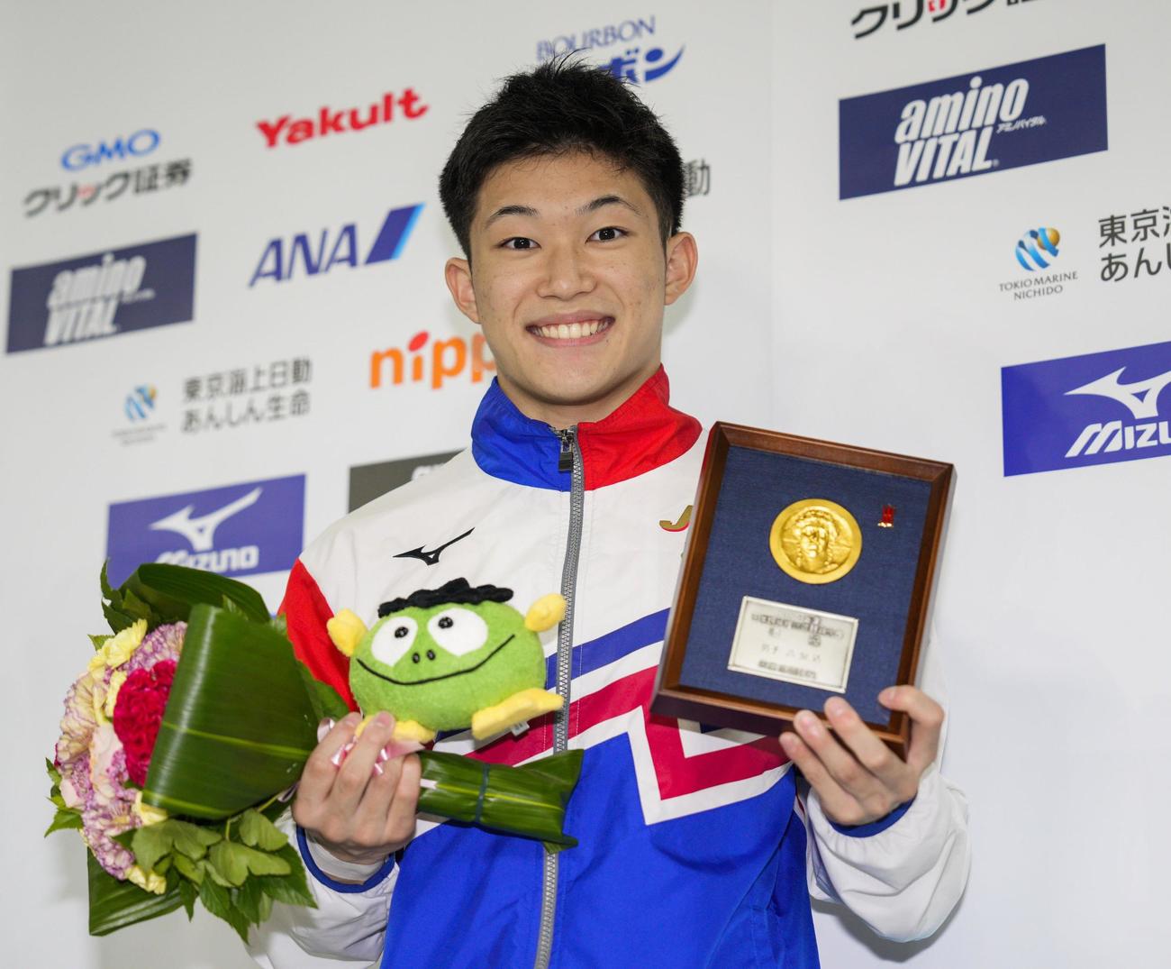 男子高飛び込みで優勝し、笑顔の玉井陸斗（共同）