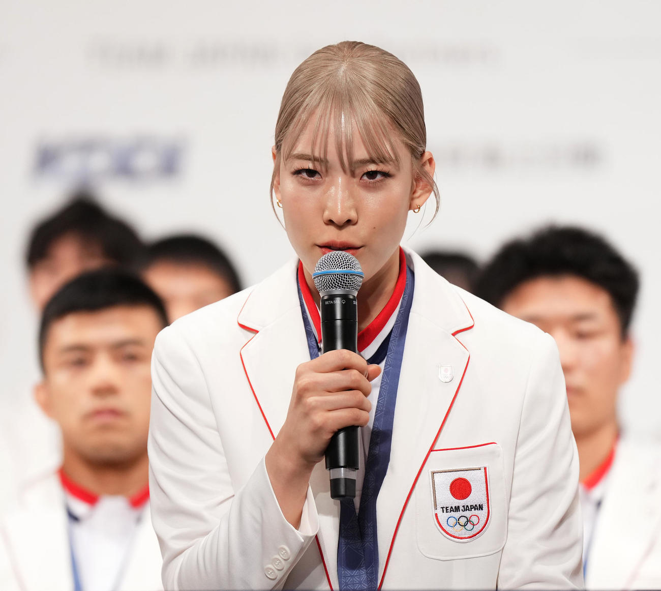 TEAM JAPAN帰国時会見であいさつする旗手の江村（撮影・菅敏）