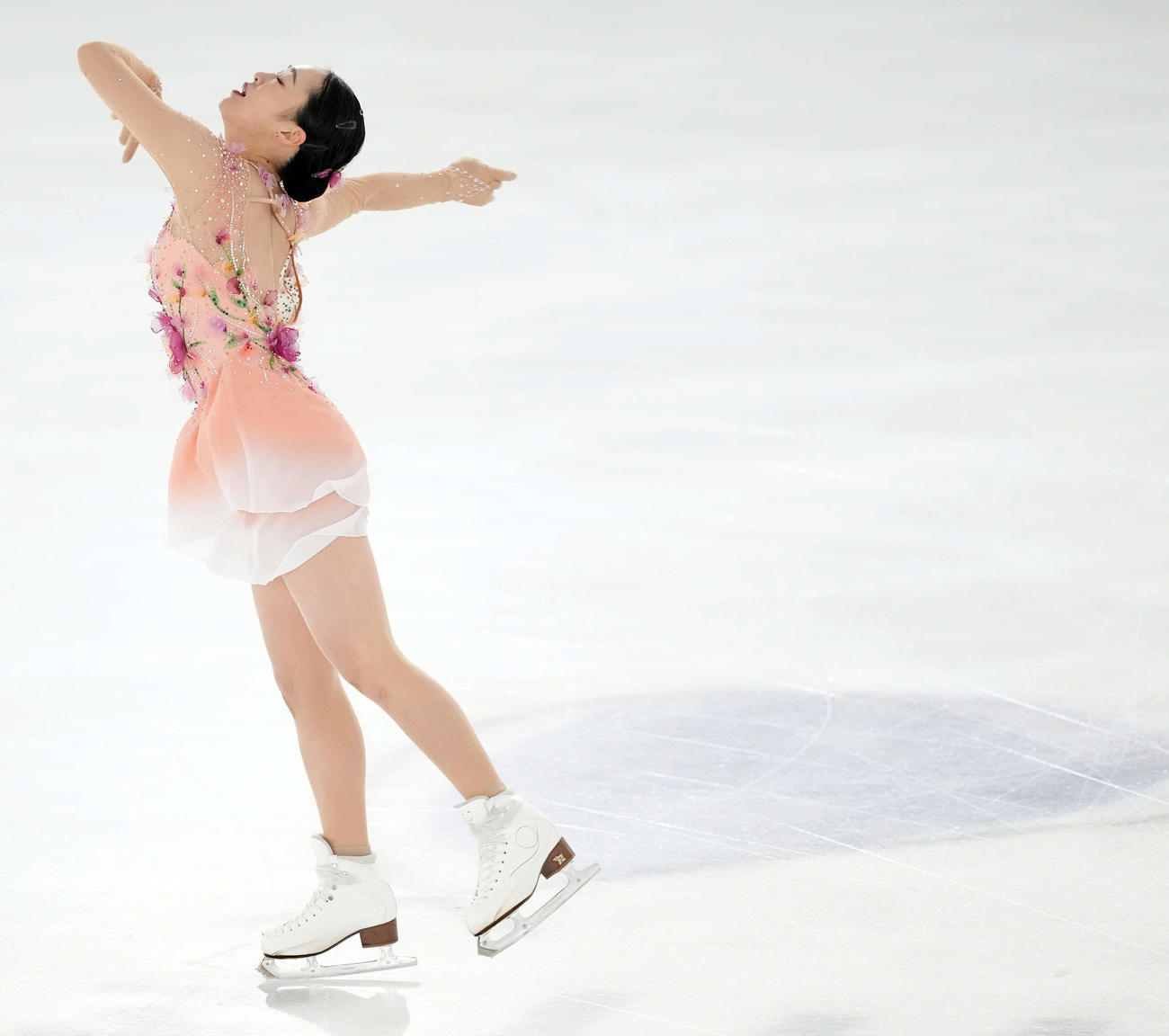 シニア女子フリーで演技を披露する青木祐奈（撮影・たえ見朱実）