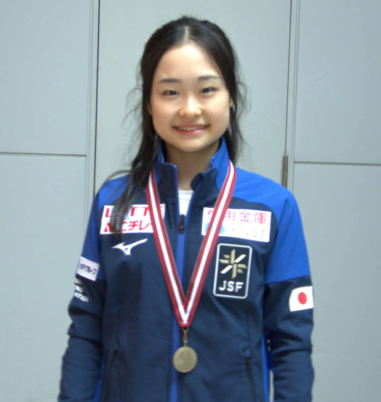 金メダルを手に帰国した島田麻央（撮影・竹本穂乃加）