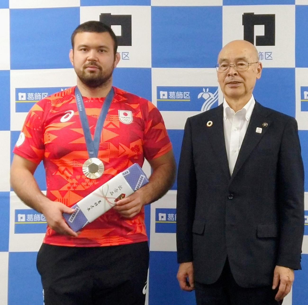 出身の葛飾区役所に青木克徳区長を表敬訪問した柔道ウルフ・アロン（左）（撮影・木下淳）