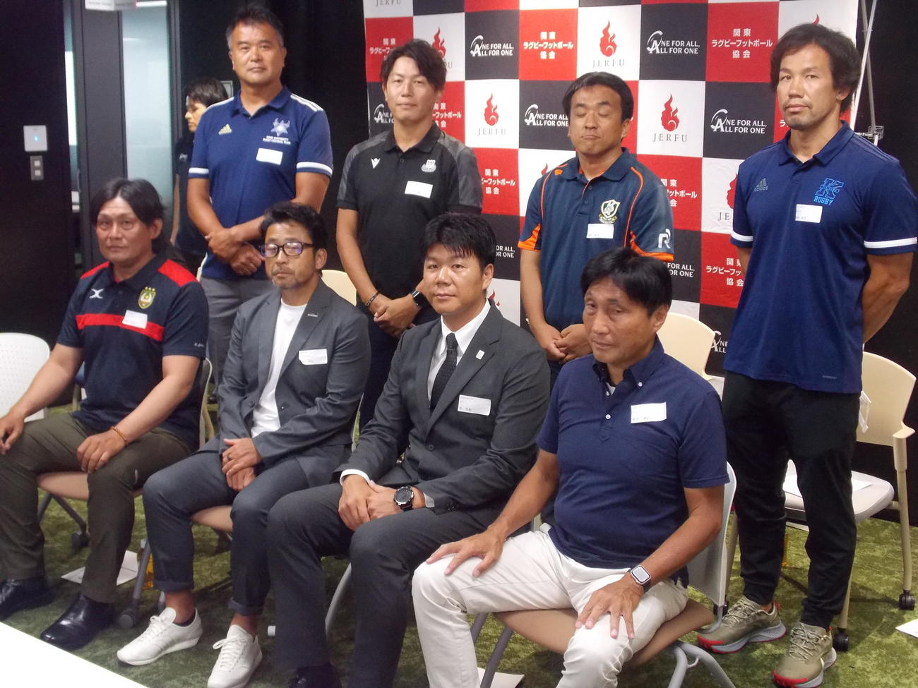開幕前共同会見で引き締まった表情を見せる関東大学リーグ戦の前列右から法大・新宮孝行監督、流通経大・池英基監督、東海大・木村季由ゼネラルマネジャー兼監督、大東大・酒井宏之監督、後列右から関東学院大・榎本淳平監督代行、立正大・奥村祥平ヘッドコーチ、日大・窪田幸一郎監督、東洋大・福永昇三監督（撮影・松本航）