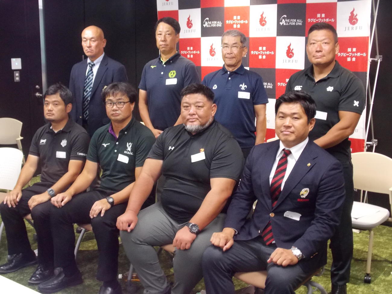開幕前共同会見で引き締まった表情を見せる関東大学対抗戦の前列右から早大・大田尾竜彦監督、帝京大・相馬朋和監督、明大・神鳥裕之監督、筑波大・嶋崎達也監督、後列右から慶大・青貫浩之監督、立大・元治裕一監督、青学大・糊谷浩孝ヘッドコーチ、日体大・秋広秀一監督（撮影・松本航）