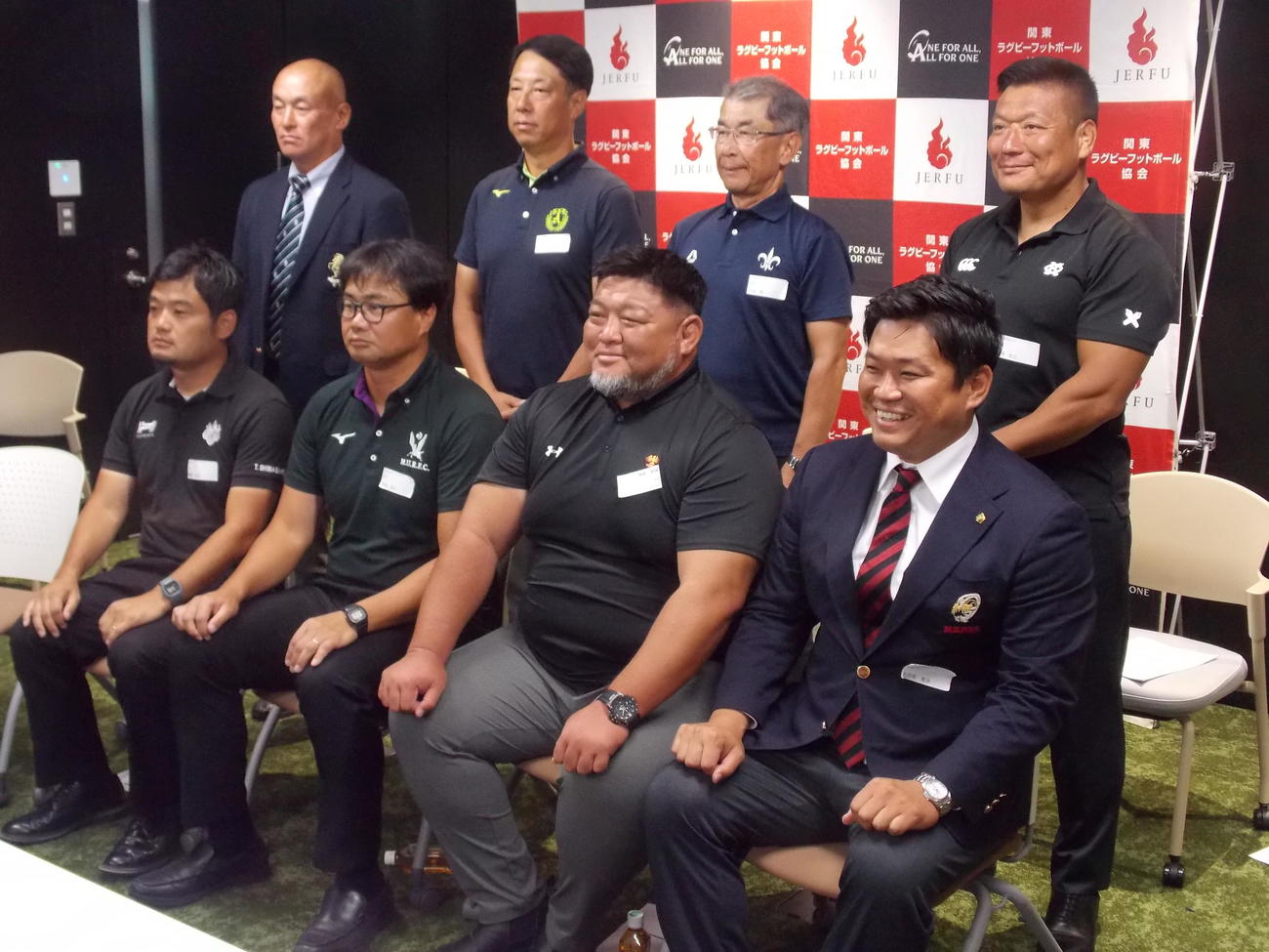 開幕前共同会見で笑顔を見せる関東大学対抗戦の前列右から早大・大田尾竜彦監督、帝京大・相馬朋和監督、明大・神鳥裕之監督、筑波大・嶋崎達也監督、後列右から慶大・青貫浩之監督、立大・元治裕一監督、青学大・糊谷浩孝ヘッドコーチ、日体大・秋広秀一監督（撮影・松本航）