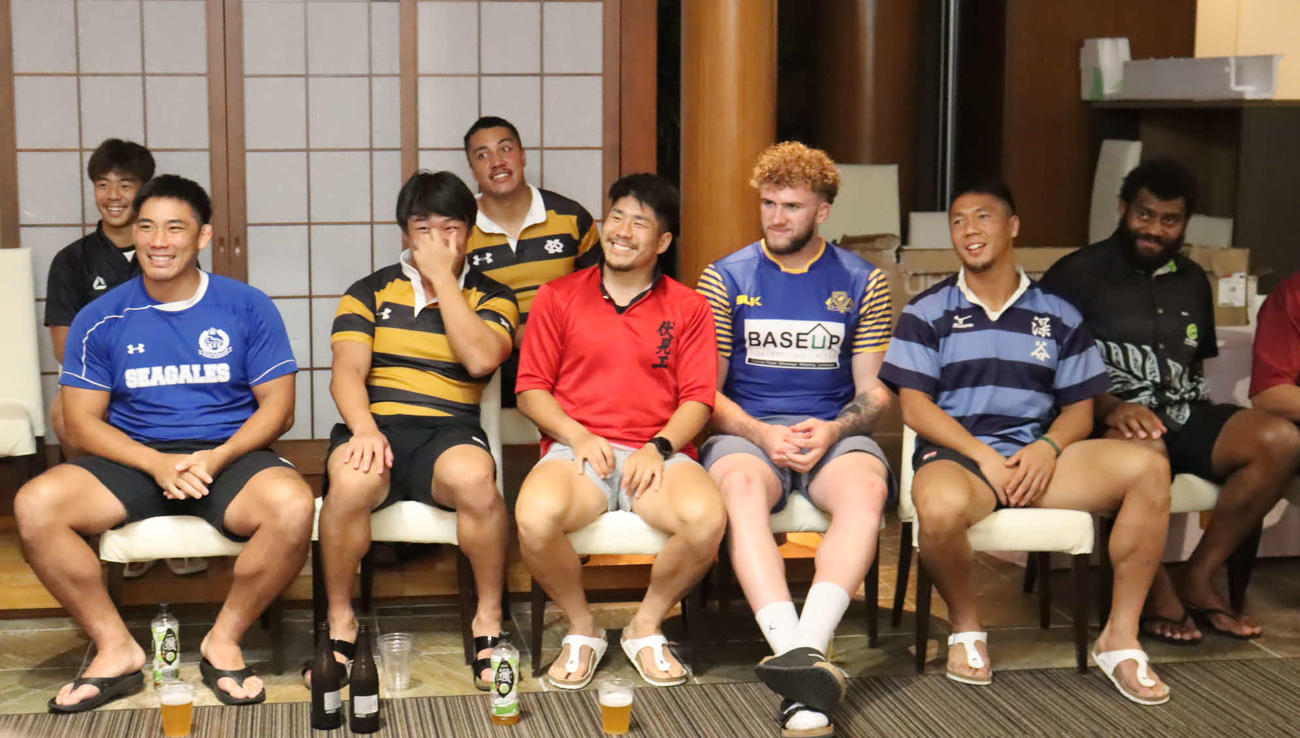 日本代表宮崎合宿で3日に行われた母校ディナーで、深谷高のジャージーを着たFB山沢拓也（前列右から2人目）、伏見工高のSO松田力也（同4人目）ら（C）JRFU