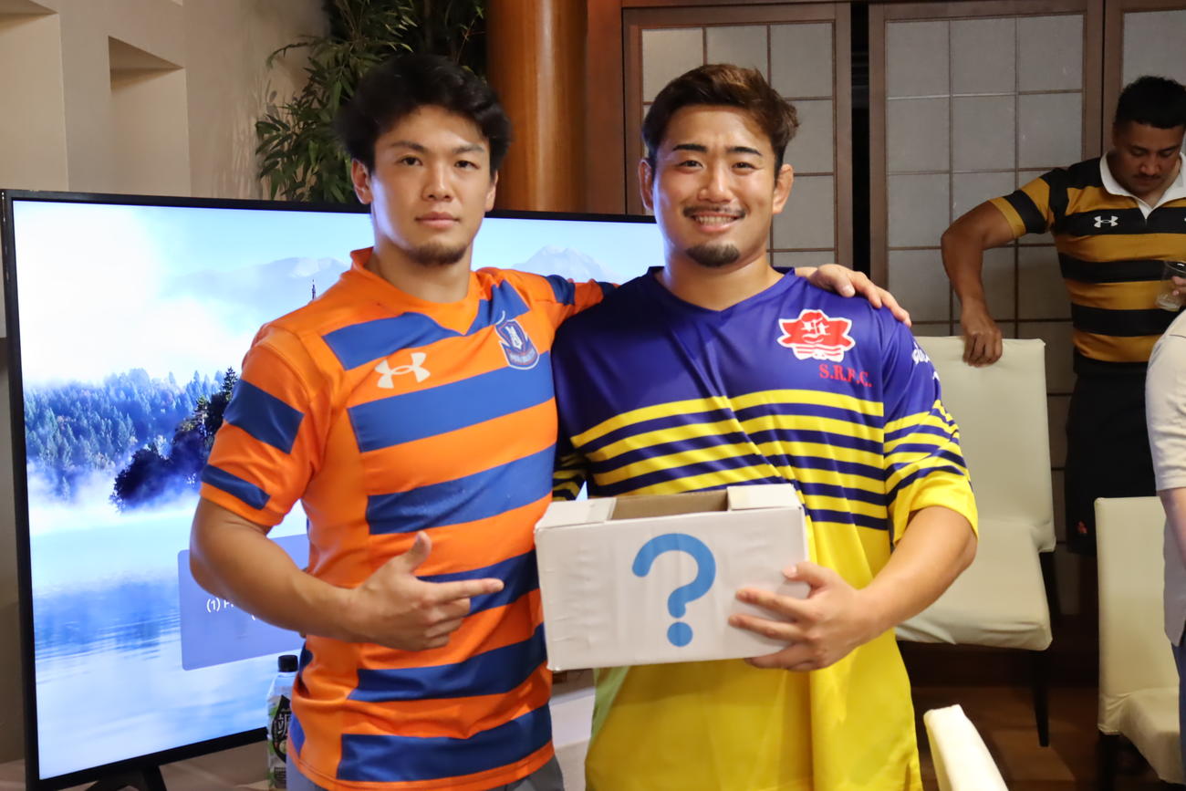 日本代表宮崎合宿で3日に行われた母校ディナーを企画した松岡賢太（右）は京都成章高、根塚洸雅は法大のジャージーを着用する（C）JRFU