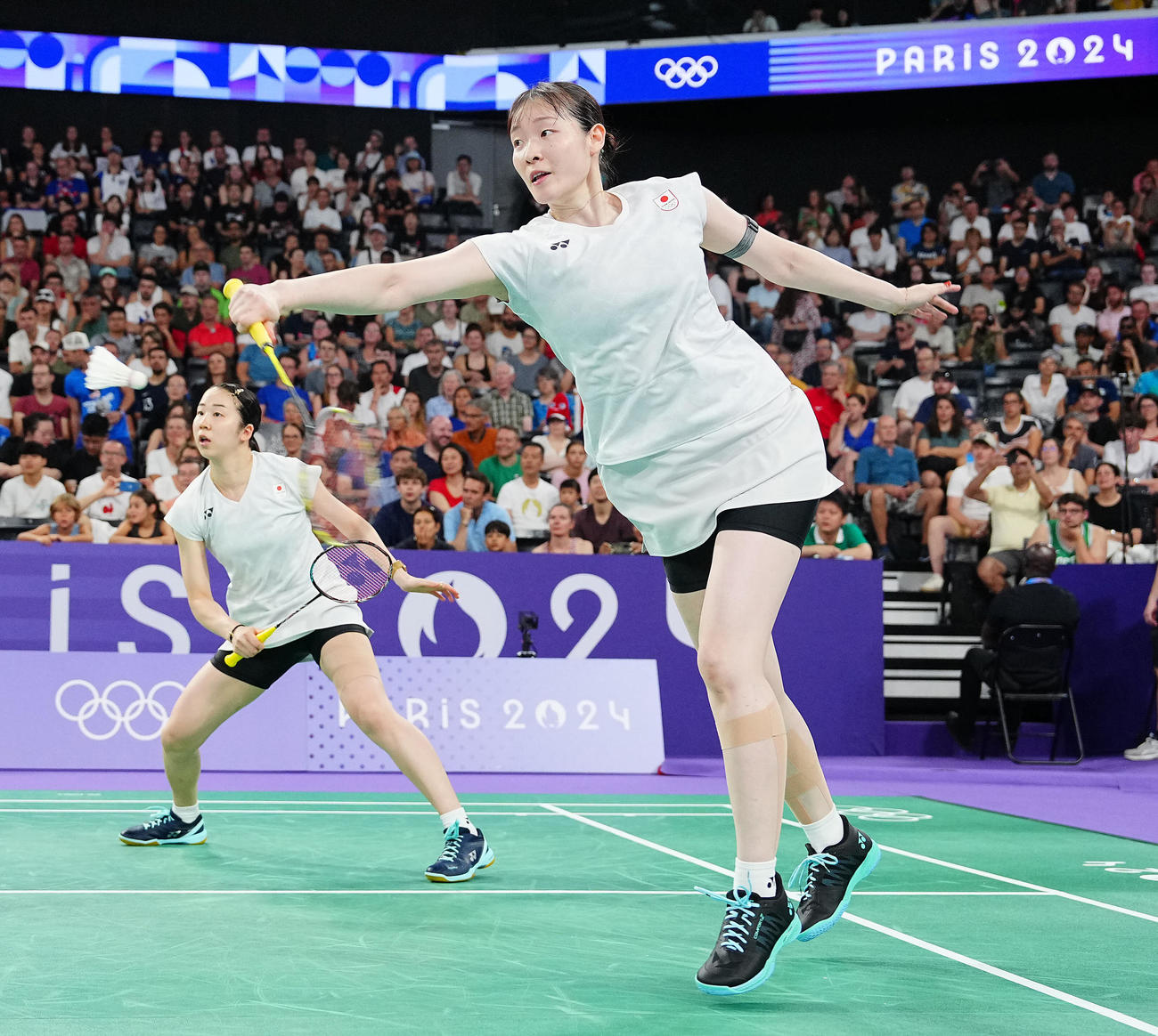 7月30日、パリ五輪のバドミントン女子ダブルス1回戦でプレーする松本（手前）、永原組