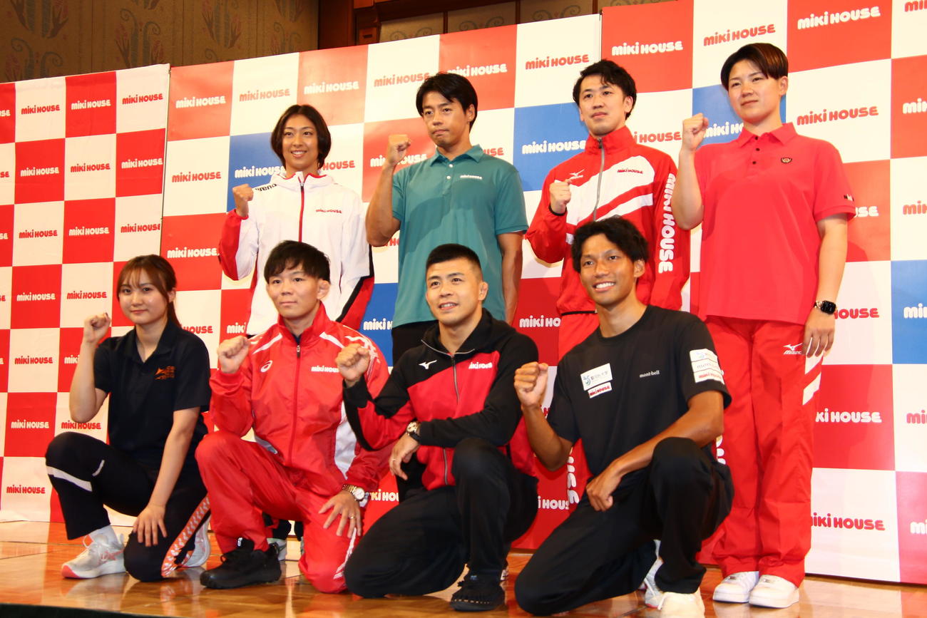 合同取材会に出席した、左奥から競泳鈴木聡美、カヌー羽根田卓也、飛び込み坂井丞、アーチェリー野田紗月。手前左からフェンシング尾崎世梨、レスリング樋口黎、文田健一郎、カヌー田中雄己（撮影・竹本穂乃加）