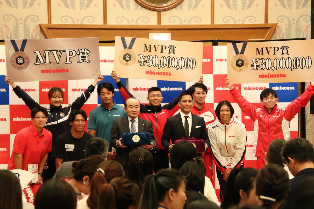 表彰式に出席した五輪代表選手ら。左からアーチェリー野田紗月、フェンシング尾崎世梨、カヌー羽根田卓也、ミキハウス木村皓一社長、レスリング文田健一郎、ミキハウススポーツクラブ野村忠宏GM、飛び込み坂井丞、競泳鈴木聡レスリング樋口黎（撮影・竹本穂乃加）