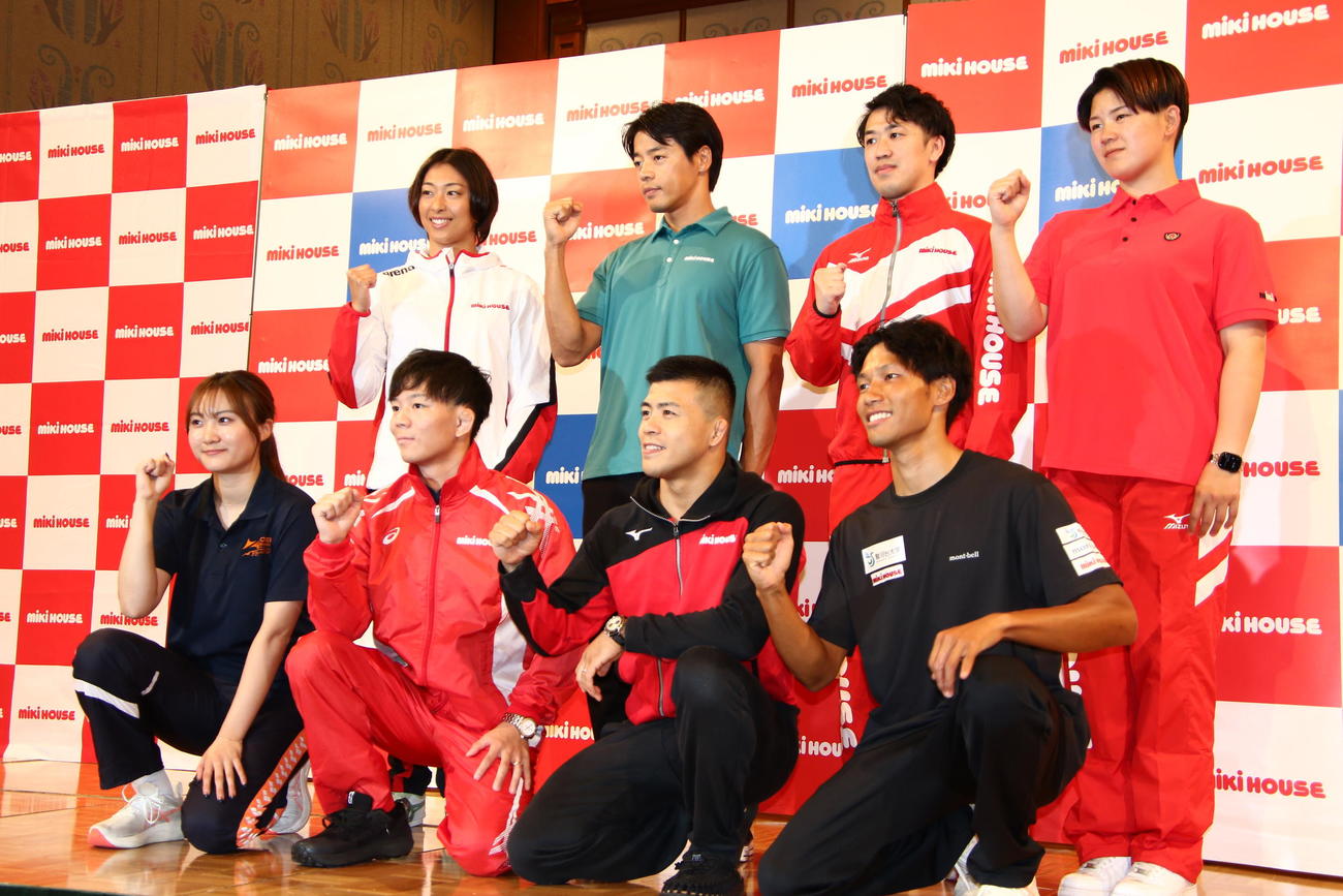 合同取材会に出席したミキハウス所属の8選手。左奥から、競泳鈴木聡美、カヌー羽根田卓也、飛び込み坂井丞、アーチェリー野田紗月。手前左からフェンシング尾崎世梨、レスリング樋口黎、文田健一郎、カヌー田中雄己（撮影・竹本穂乃加）