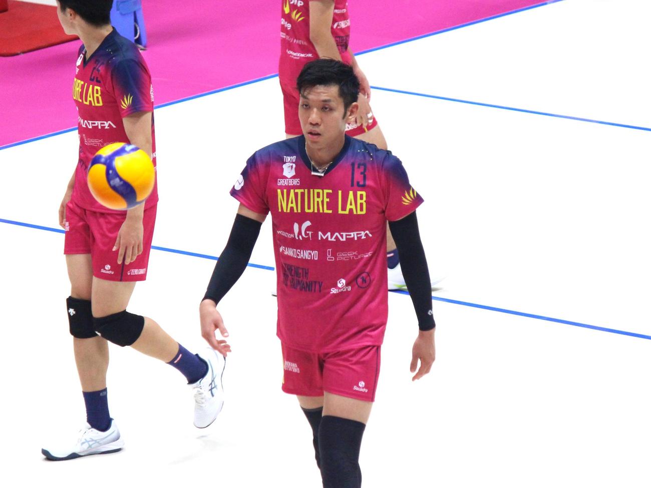 サーブに臨む東京GBの大竹（撮影・勝部晃多）