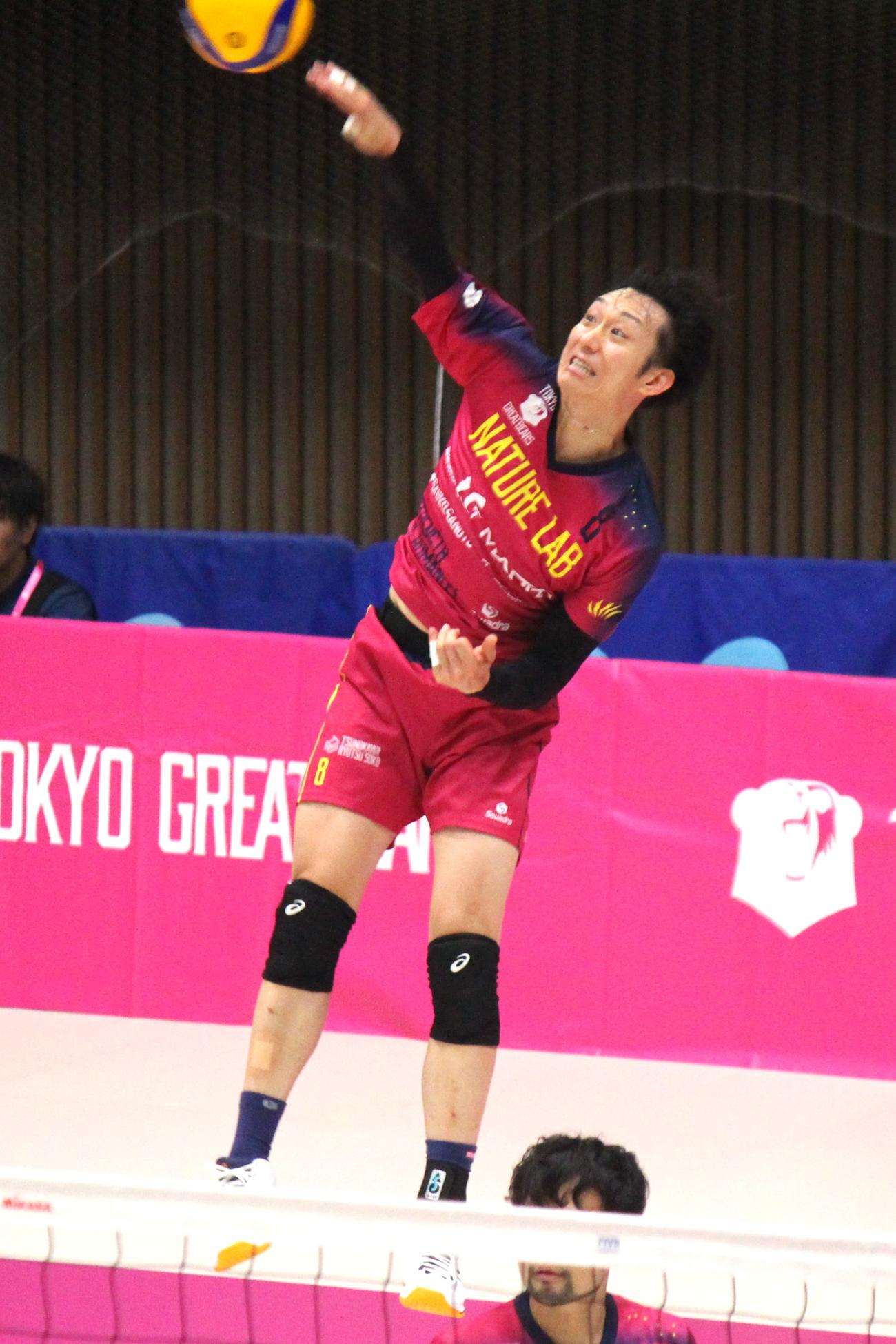 サーブを打つ東京GBの柳田（撮影・勝部晃多）