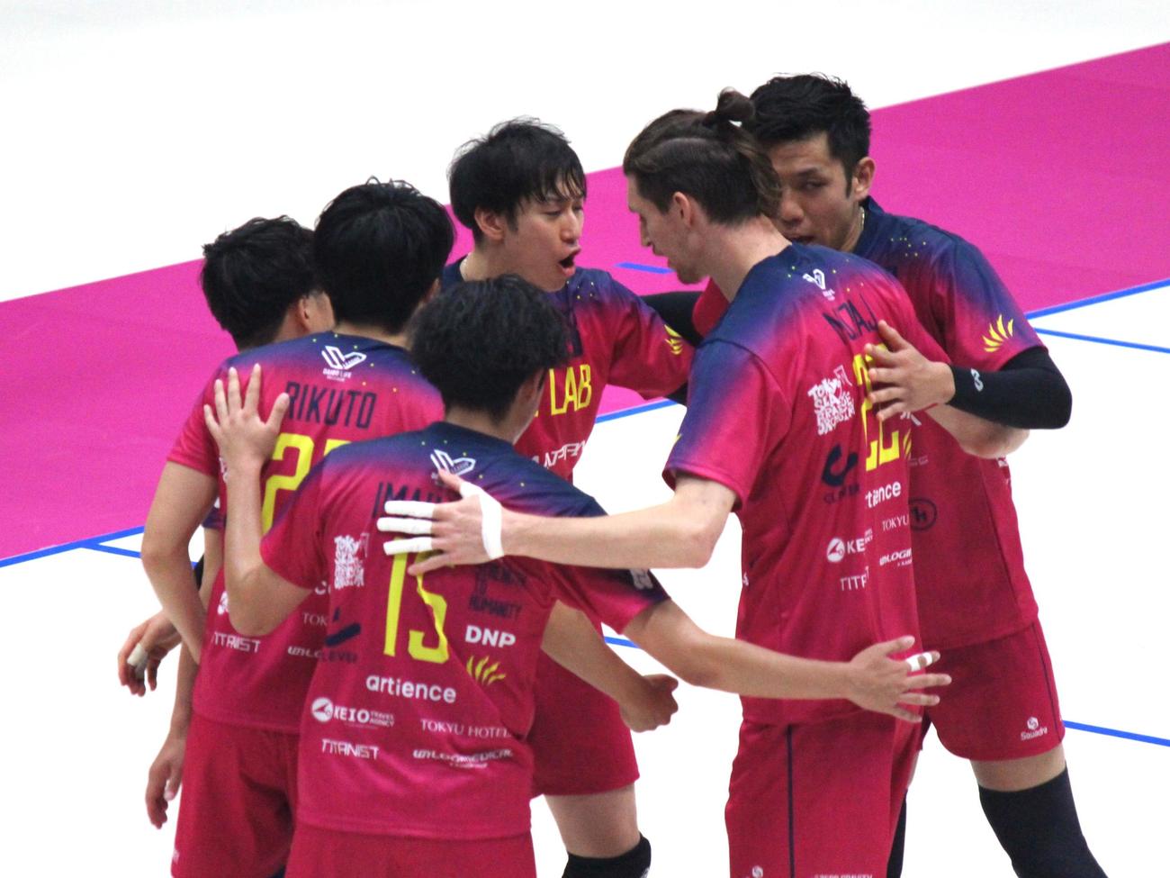 仲間と得点を喜ぶ東京GBの柳田（中央）（撮影・勝部晃多）