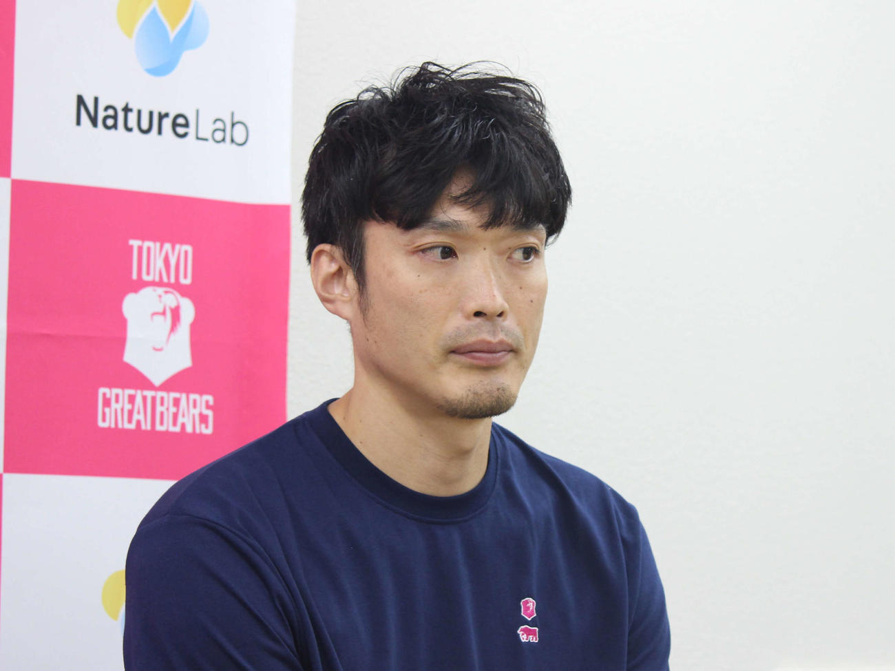 会見に臨む東京GBの深津（撮影・勝部晃多）