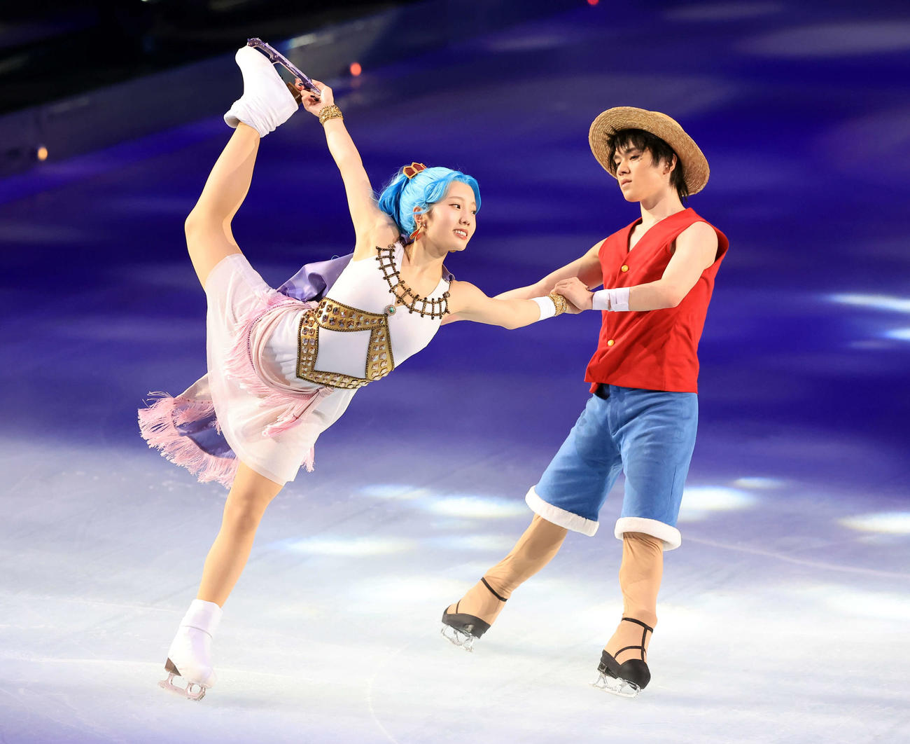 「ワンピース・オン・アイス」で熱演する宇野昌磨さん（右）と本田真凜さん（撮影・浅見桂子）