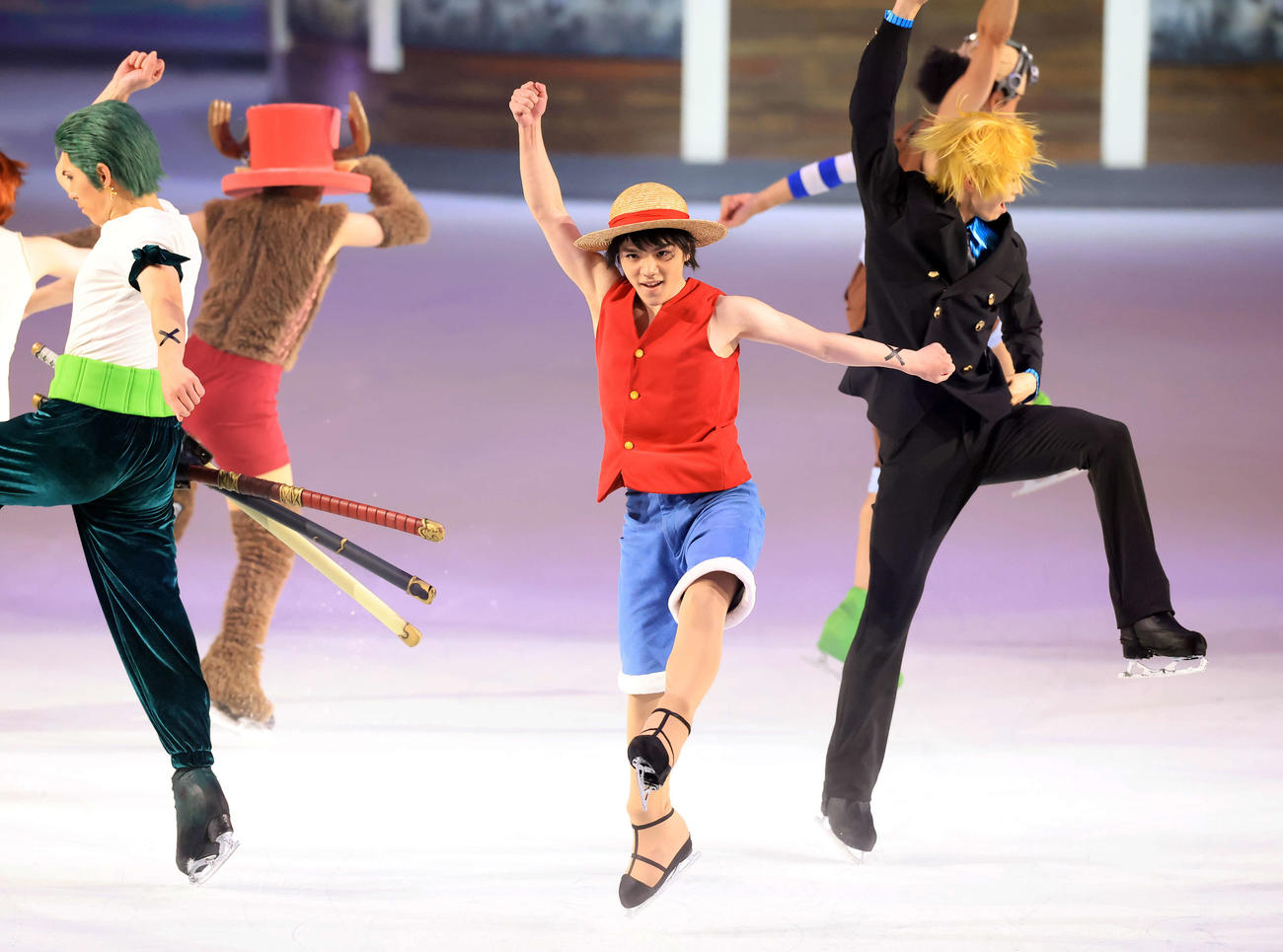 「ワンピース・オン・アイス」で熱演する宇野昌磨さん（中央）ら（撮影・浅見桂子）