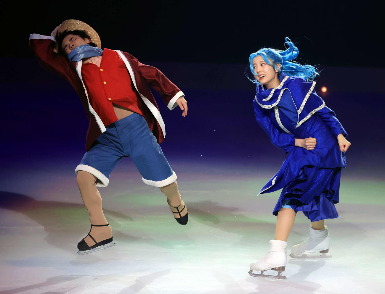 「ワンピース・オン・アイス」でケンカの場面を熱演する宇野昌磨さん（左）と本田真凜さん（撮影・浅見桂子）