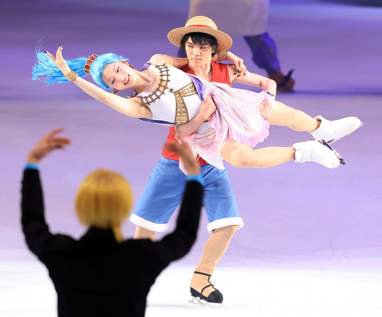 「ワンピース・オン・アイス」で熱演する宇野昌磨さん（奥）と本田真凜さん（撮影・浅見桂子）