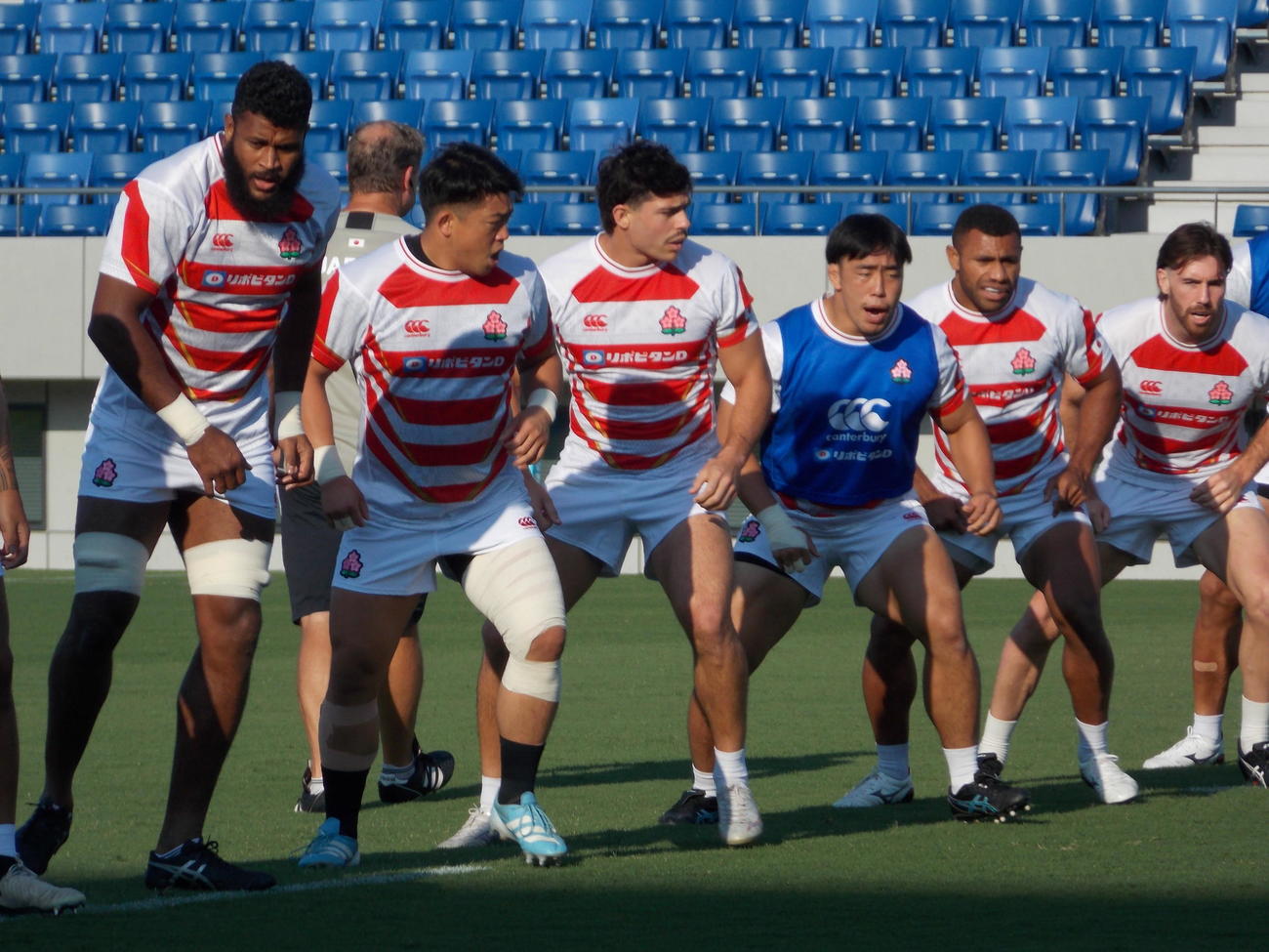 米国戦の前日練習で汗を流すフッカー坂手淳史（左から2人目）ら日本代表（撮影・松本航）