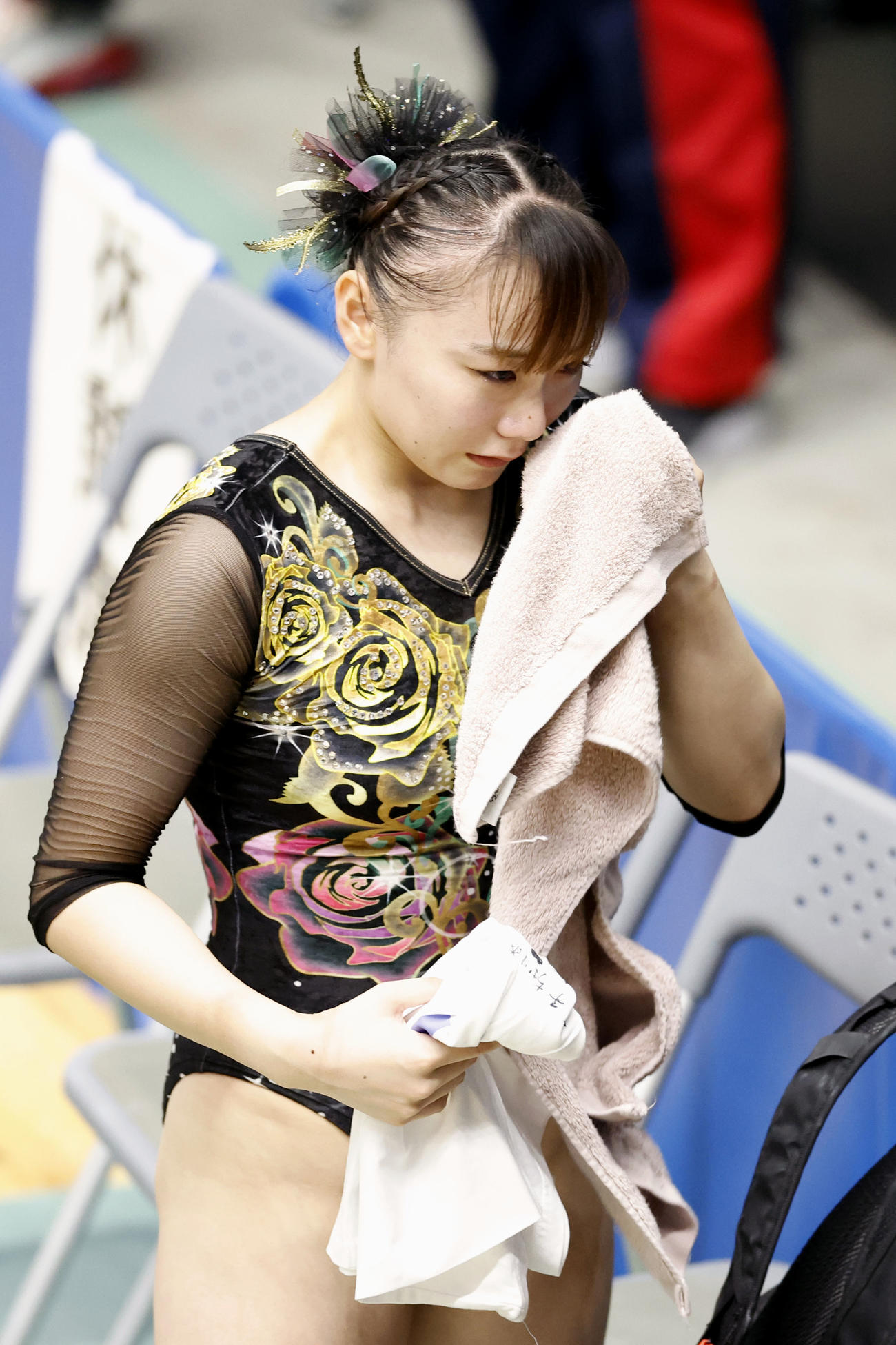 成年女子団体総合で競技を終え涙ぐむ福井・宮田笙子（共同）