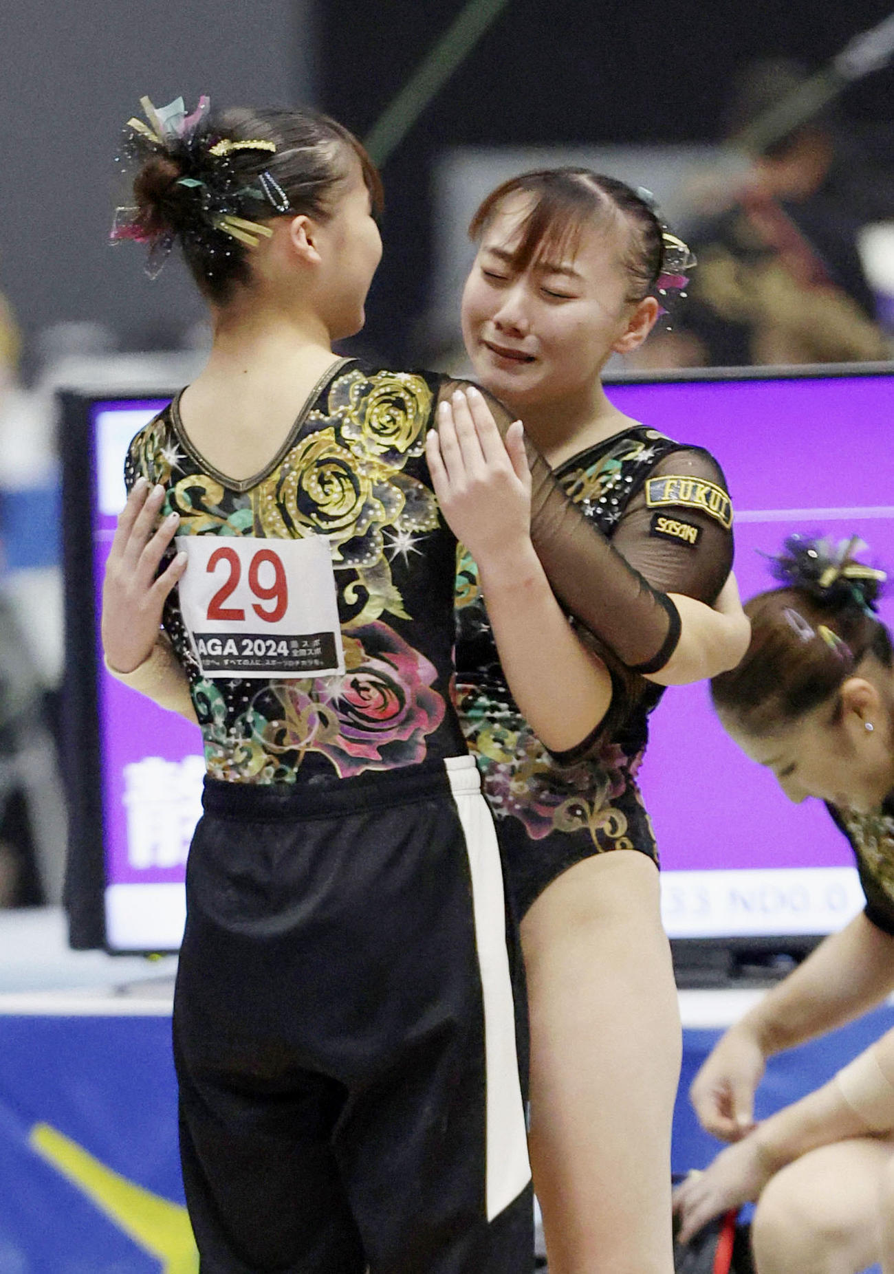 最終種目の床運動の演技を終え、遠山（左）と抱き合う宮田笙子（共同）