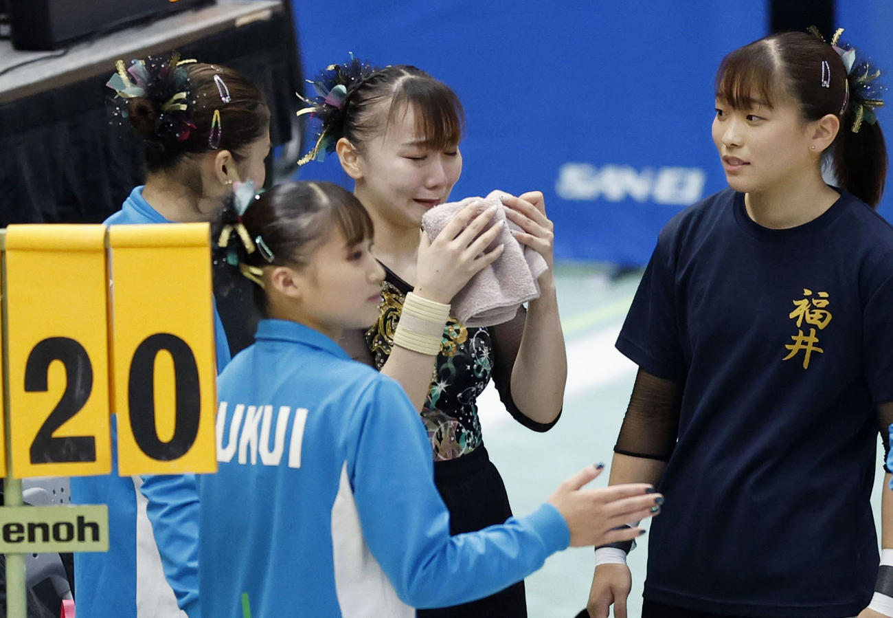 競技前、感極まる宮田笙子（右から2人目）（共同）