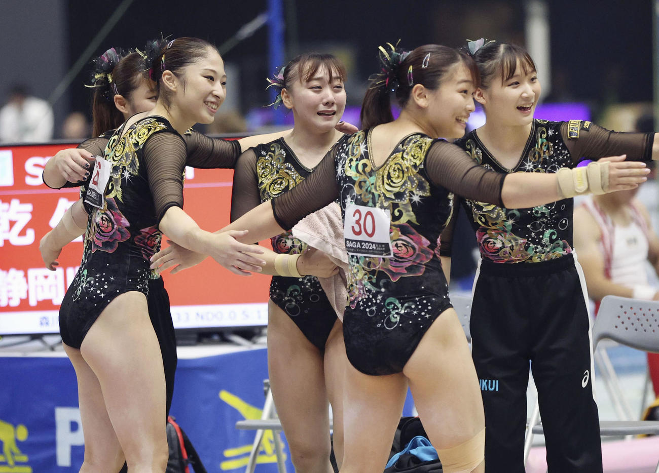 成年女子団体総合で競技を終え、感極まる福井・宮田笙子（右から3人目）（共同）