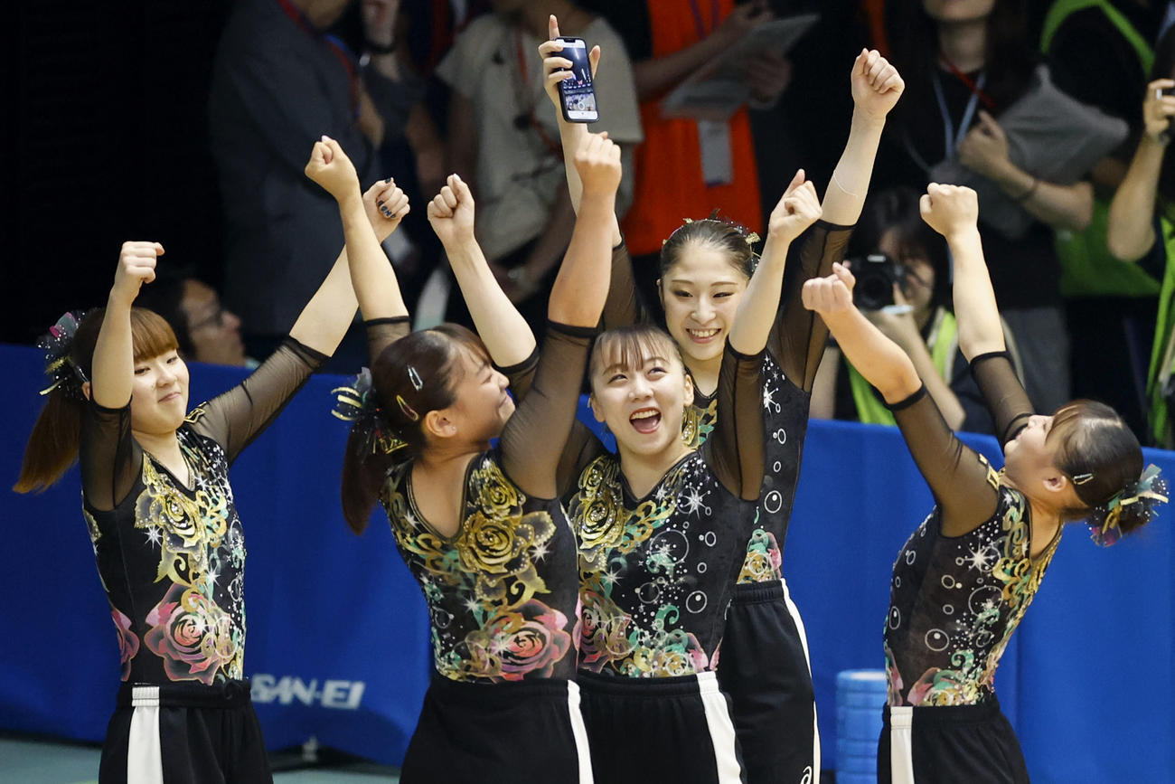 成年女子団体総合で優勝し、喜ぶ宮田（中央）ら福井チーム（共同）
