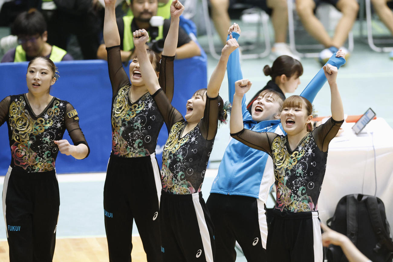 成年女子団体総合で優勝し、喜ぶ宮田笙子（右から2人目）ら福井チーム（共同）